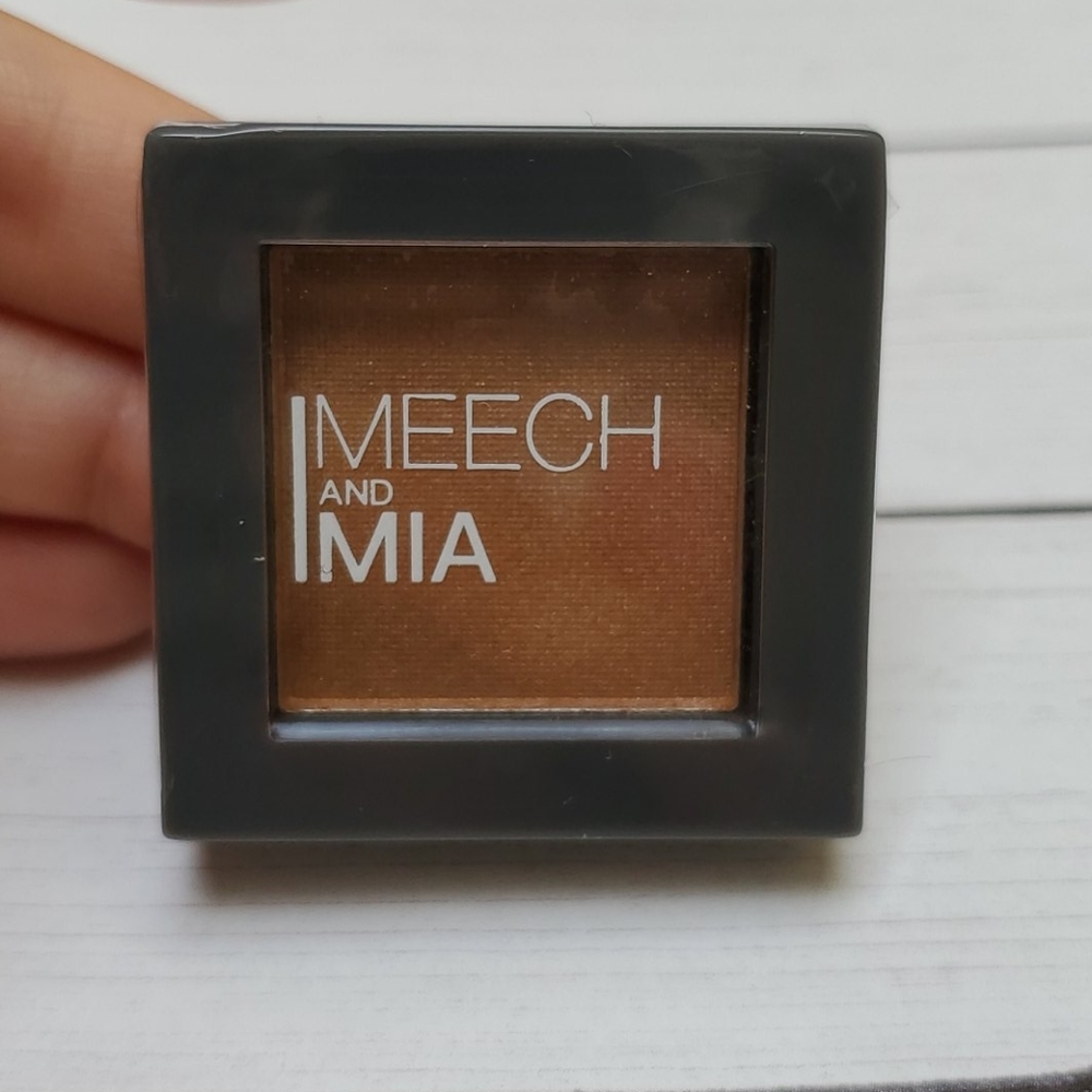 Eyeshadow - Picture 2 of 3